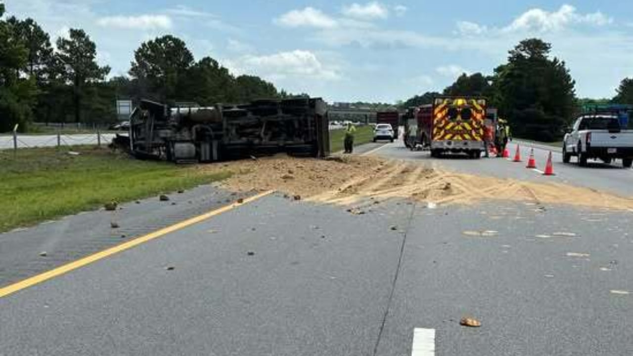 1 injured after dump truck carrying sand overturns on Highway 31 in Horry County